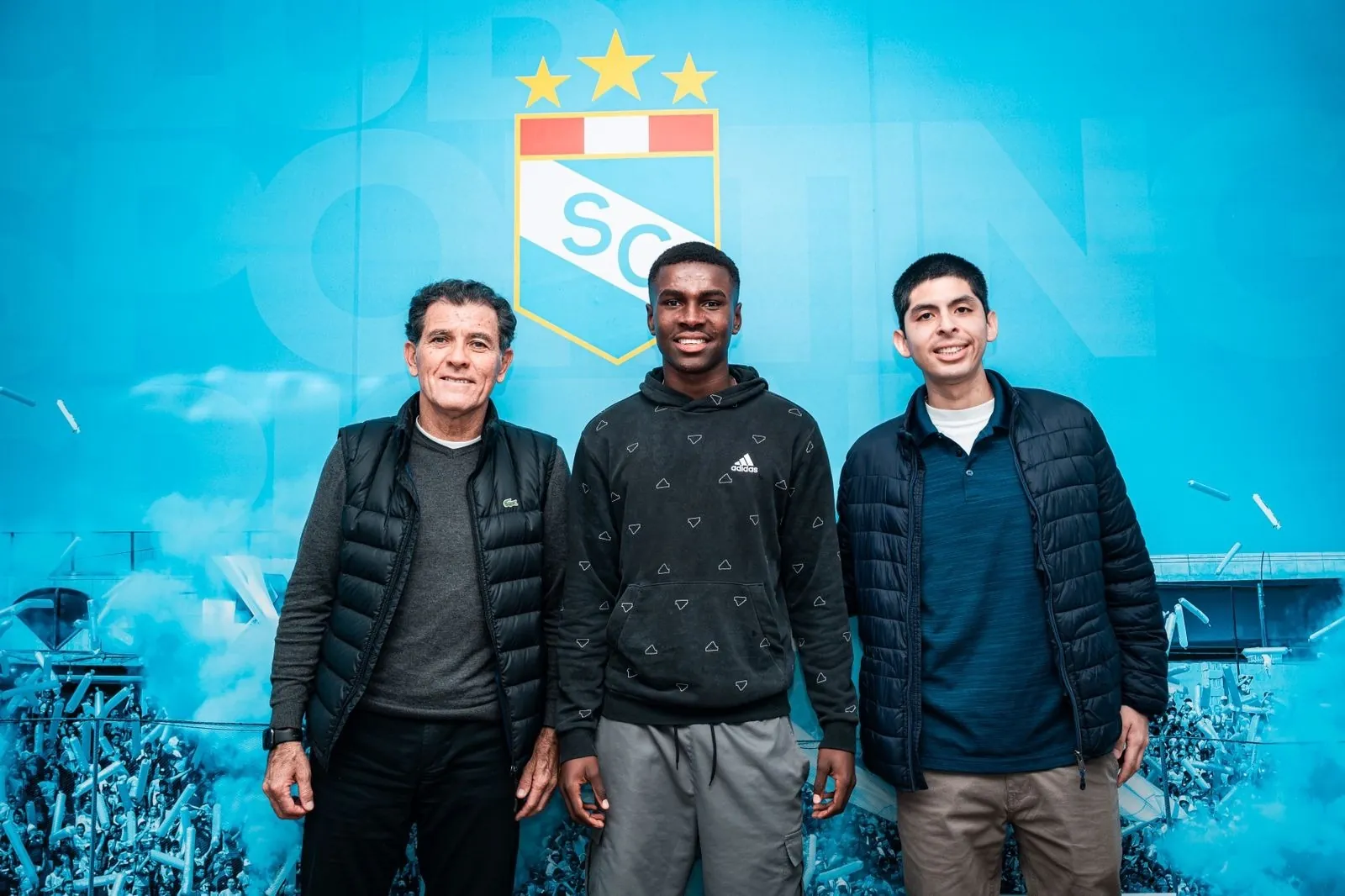 Equipo de Gestaf con un jugador frente al escudo de Sporting Cristal.